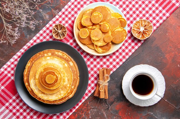 Draufsicht auf leckere Pfannkuchen mit verschiedenen Zutaten