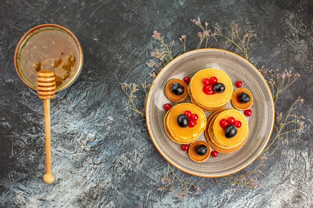 Draufsicht auf leckere Pfannkuchen mit verschiedenen Zutaten