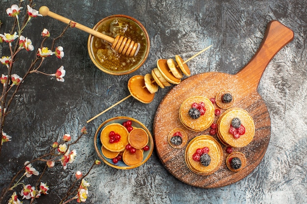 Draufsicht auf leckere Pfannkuchen mit verschiedenen Zutaten