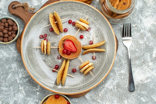 Draufsicht auf leckere Pfannkuchen mit verschiedenen Zutaten