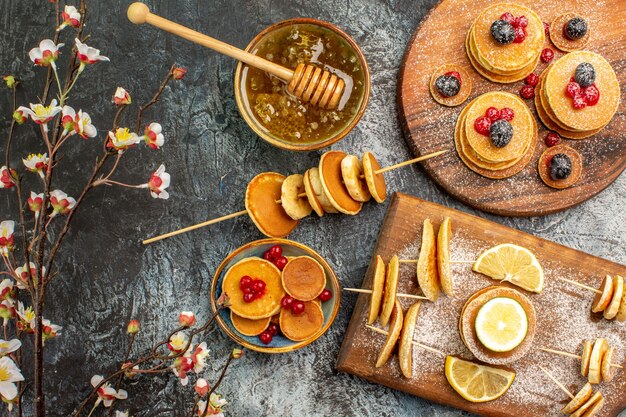 Draufsicht auf leckere Pfannkuchen mit verschiedenen Zutaten