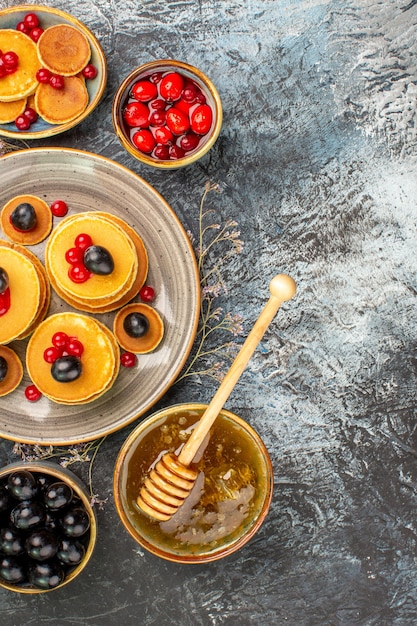 Draufsicht auf leckere Pfannkuchen mit verschiedenen Zutaten