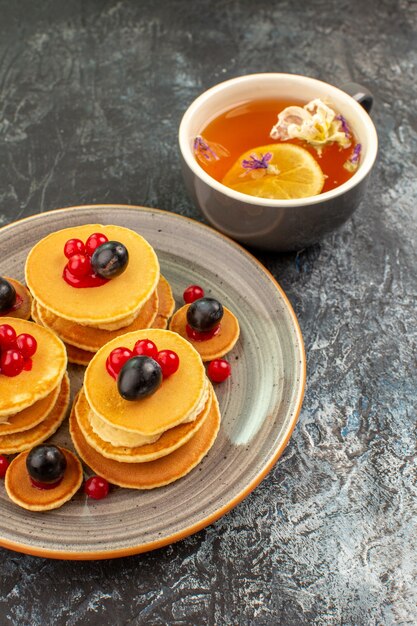 Draufsicht auf leckere Pfannkuchen mit verschiedenen Zutaten