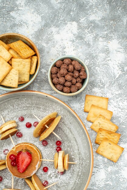 Draufsicht auf leckere Pfannkuchen mit verschiedenen Zutaten