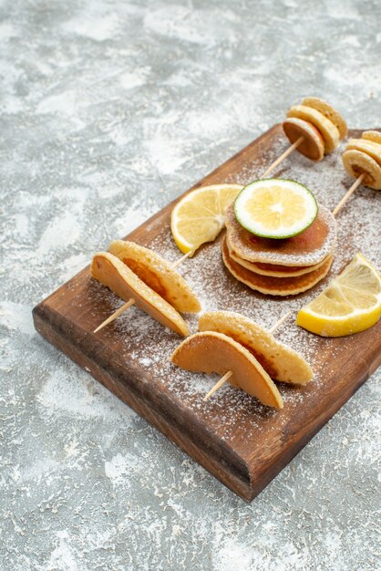 Draufsicht auf leckere Pfannkuchen mit verschiedenen Zutaten