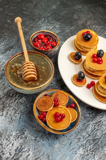 Draufsicht auf leckere Pfannkuchen mit verschiedenen Zutaten