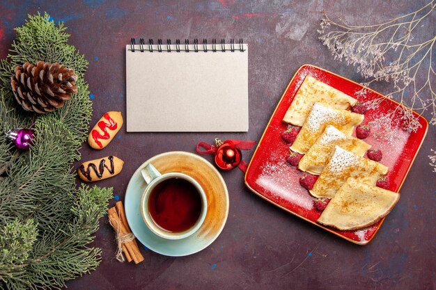 Draufsicht auf leckere süße Pfannkuchen mit Himbeeren auf Schwarz