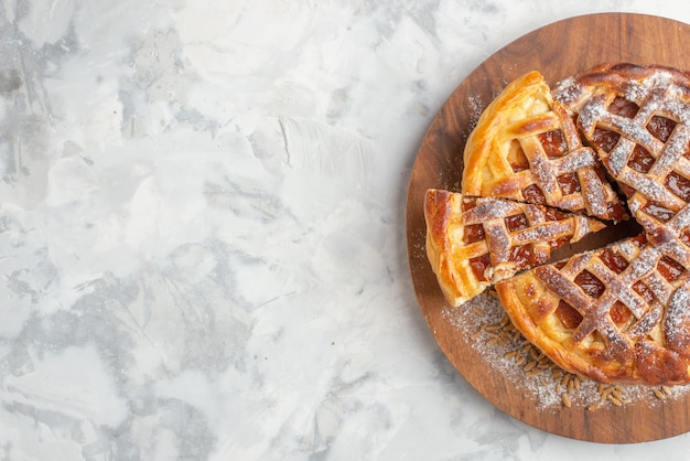 Draufsicht auf leckeren Marmeladenkuchen auf braunem Brett auf Eistisch mit freiem Platz