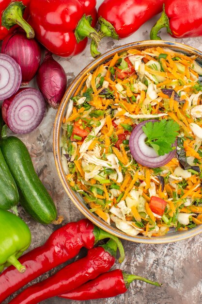 Draufsicht auf leckeren veganen Salat mit verschiedenem Gemüse