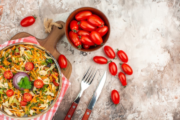 Draufsicht auf leckeren veganen Salat mit verschiedenem Gemüse