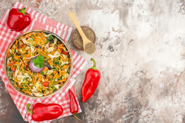 Draufsicht auf leckeren veganen Salat mit verschiedenem Gemüse