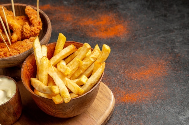 Draufsicht auf leckeres Brathähnchen mit Pommes frites