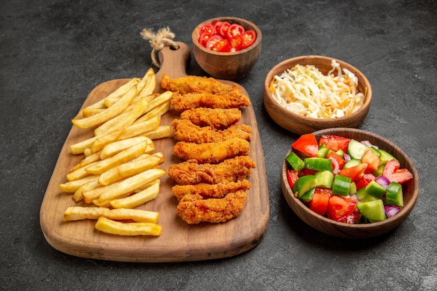 Draufsicht auf leckeres Brathähnchen mit Pommes frites