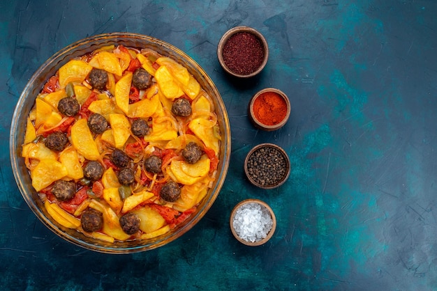 Kostenloses Foto draufsicht auf leckeres kartoffelmehl mit fleischbällchen und tomaten auf der dunkelblauen oberfläche