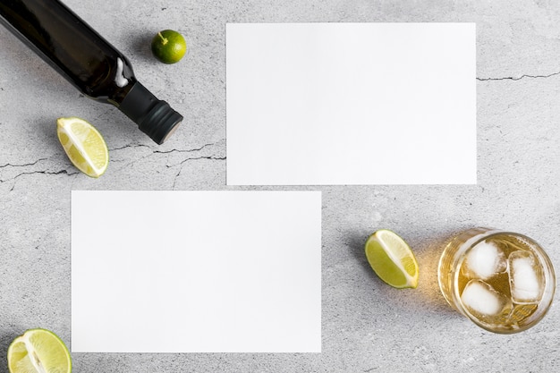 Kostenloses Foto draufsicht auf leere menüpapiere mit olivenöl und getränk