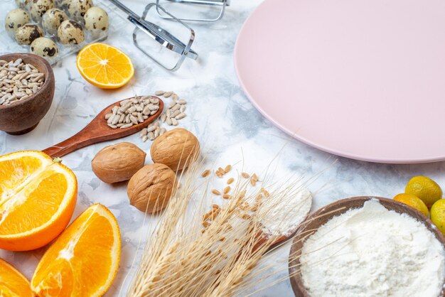 Draufsicht auf leere weiße Tablettplatte und frisches gesundes Essen auf zweifarbigem Hintergrund