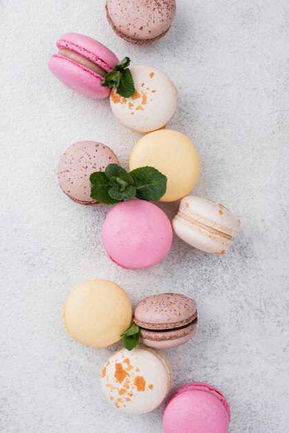 Draufsicht auf Macarons mit Minze