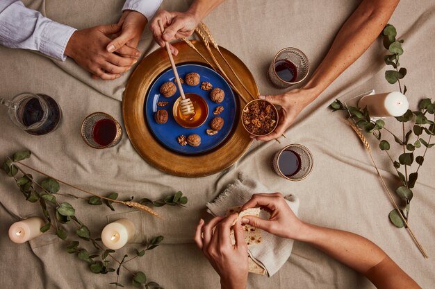 Draufsicht auf Menschen, die am ersten Tag des Pessach-Seders ein Fest feiern