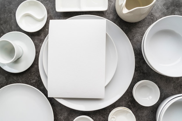 Kostenloses Foto draufsicht auf minimalistische weiße platten mit leerem menü