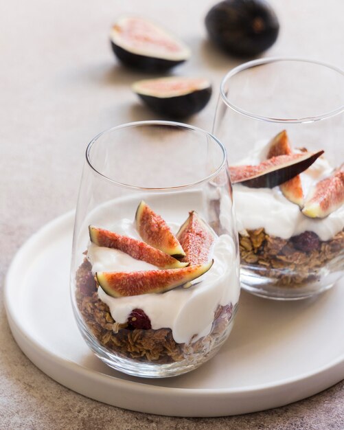 Draufsicht auf Müsli mit Orangen im Glas