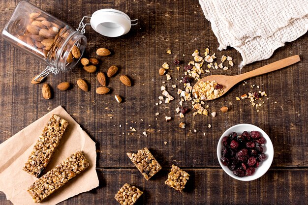 Draufsicht auf Müsliriegel mit Mandeln und Preiselbeeren