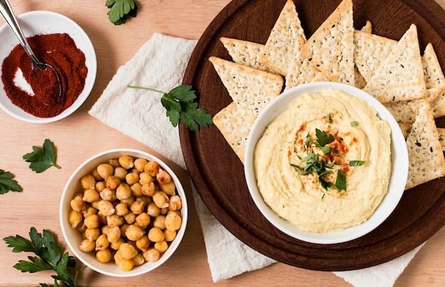 Draufsicht auf Nacho-Chips mit Hummus und Ketchup