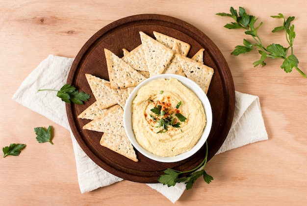 Kostenloses Foto draufsicht auf nacho-chips mit hummus