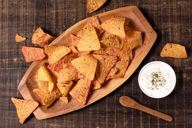 Draufsicht auf Nacho-Chips mit Soße