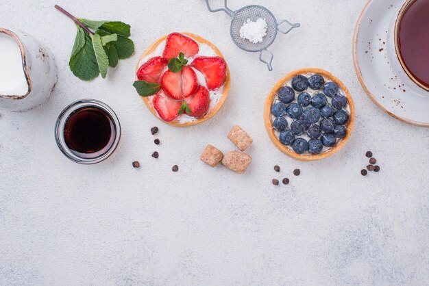 Draufsicht auf Obstkuchen mit Honig