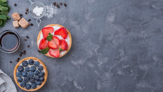 Draufsicht auf Obstkuchen mit Kopierraum