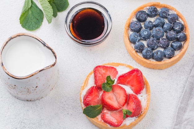 Draufsicht auf Obstkuchen mit Sahne und Honig