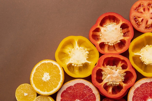 Kostenloses Foto draufsicht auf paprika mit kopierraum