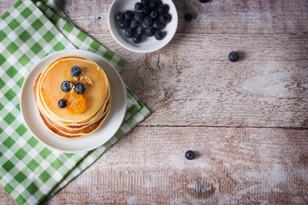 Draufsicht auf Pfannkuchen mit Blaubeeren