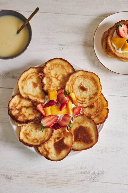 Draufsicht auf Pfannkuchen mit Früchten in der Mitte