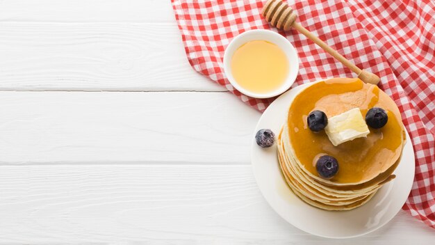 Draufsicht auf Pfannkuchen mit Kopierraum