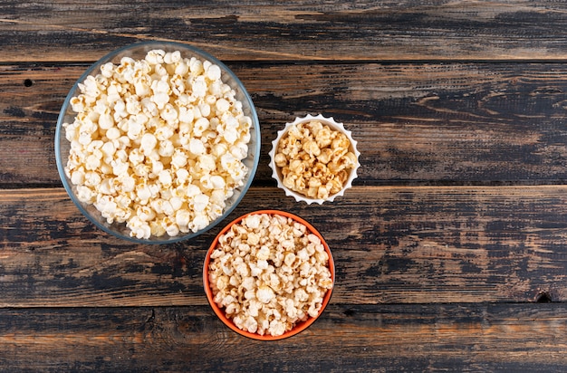 Draufsicht auf Popcorn in Schalen auf dunkler hölzerner Horizontaler