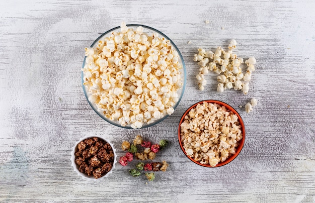 Draufsicht auf Popcorn in Schalen auf weißer hölzerner Horizontaler