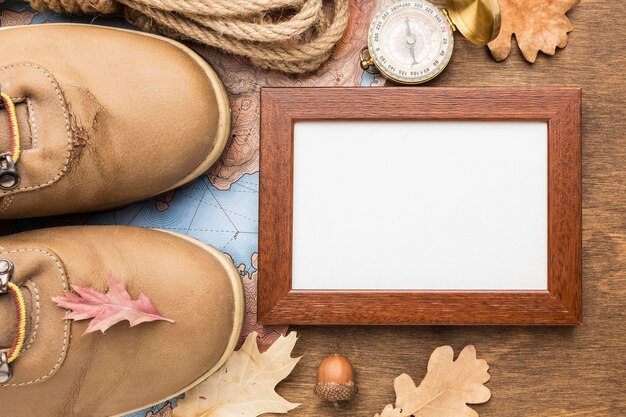 Draufsicht auf Rahmen mit Stiefeln und Herbst Essentials