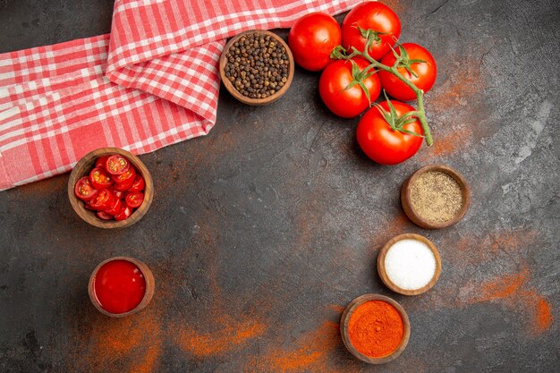 Draufsicht auf reife Tomaten und Gewürze