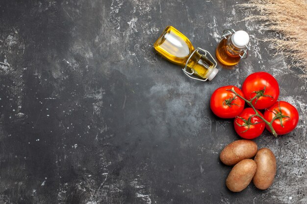 Draufsicht auf reife Tomaten und Gewürze