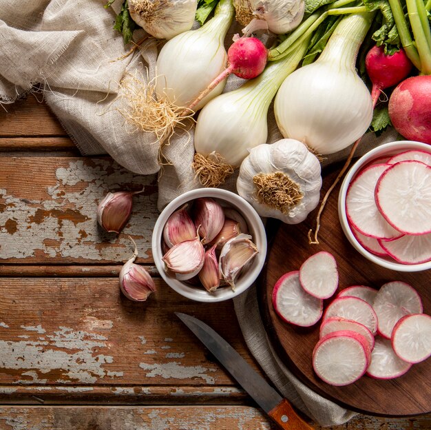 Draufsicht auf Rettichscheiben mit Knoblauch