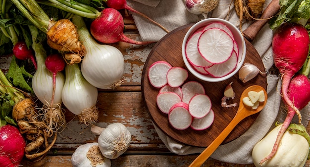 Draufsicht auf Rettichscheiben mit Zwiebeln und Knoblauch