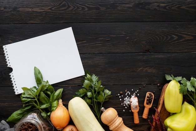 Kostenloses Foto draufsicht auf rezeptbuch-stillleben-konzept