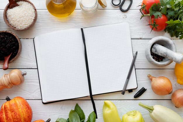 Draufsicht auf Rezeptbuch-Stillleben-Konzept