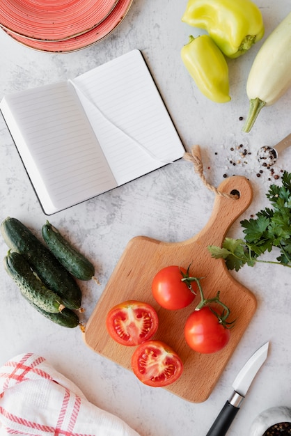 Kostenloses Foto draufsicht auf rezeptbuch-stillleben-konzept