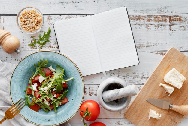 Draufsicht auf Rezeptbuch-Stillleben-Konzept