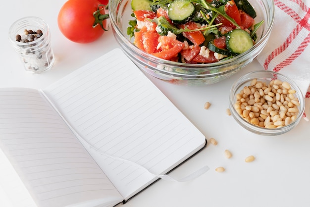 Draufsicht auf Rezeptbuch-Stillleben-Konzept