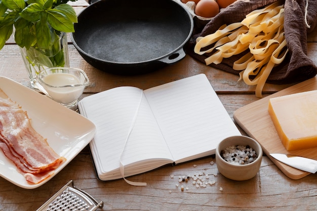 Draufsicht auf Rezeptbuch-Stillleben-Konzept