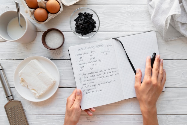 Draufsicht auf Rezeptbuch-Stillleben-Konzept