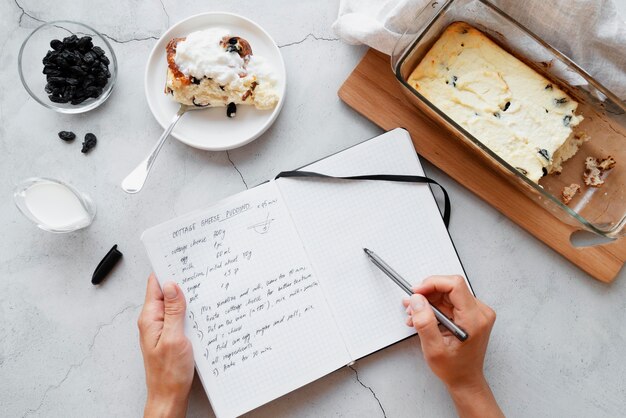 Draufsicht auf Rezeptbuch-Stillleben-Konzept